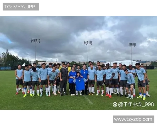 足球明星亲临球场赠送签名球衣活动引发球迷热潮