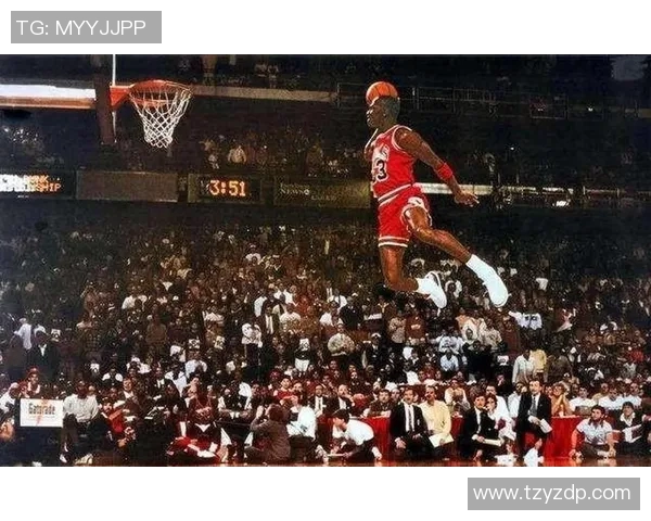 足球巨星挑战篮球场精彩扣篮瞬间回顾