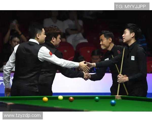 足球明星挑战斯诺克台球技艺展现别样风采与魅力